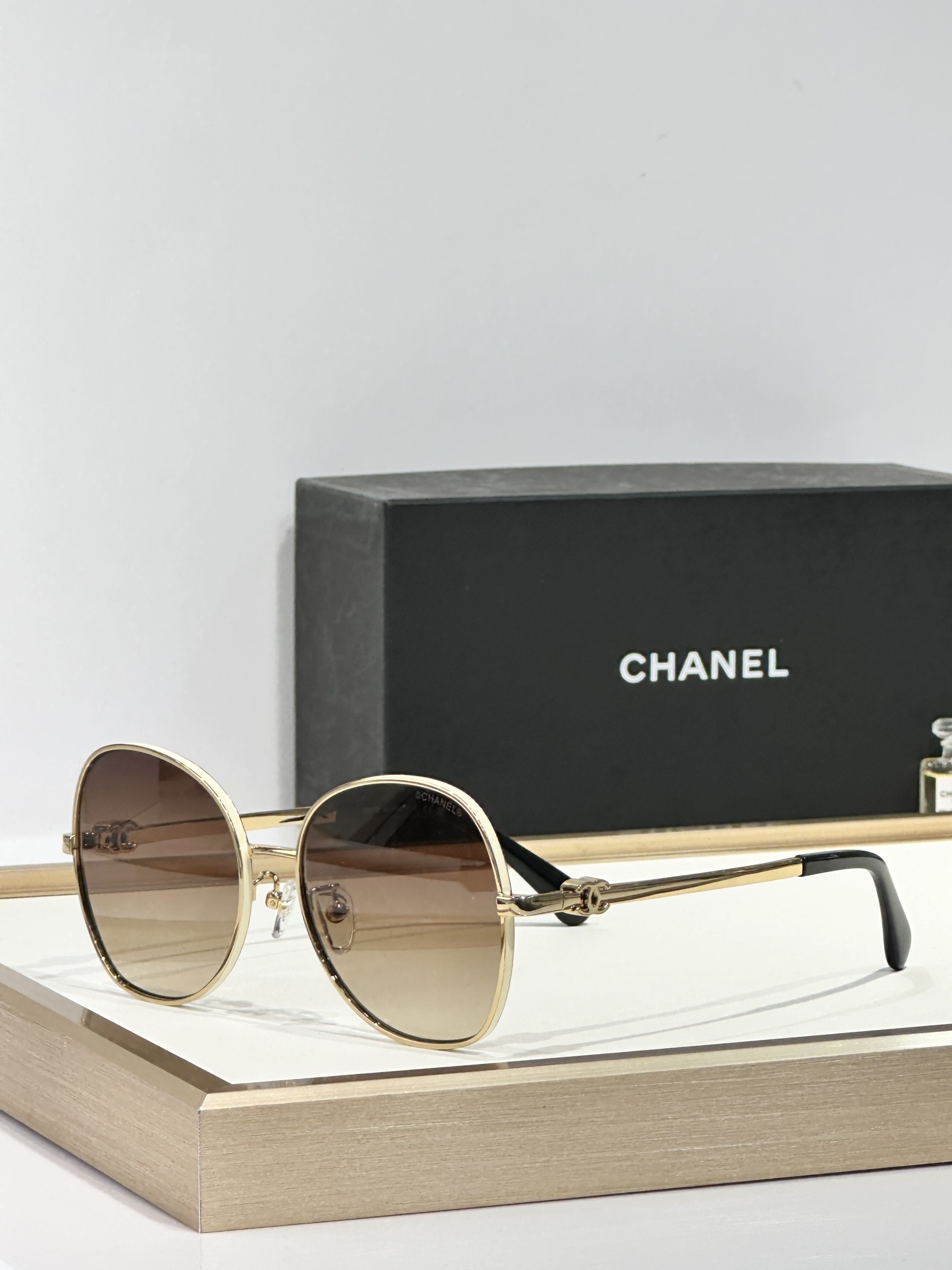 brown Chanel Gold Round Sunglasses – Chanel Gold Round Sunglasses