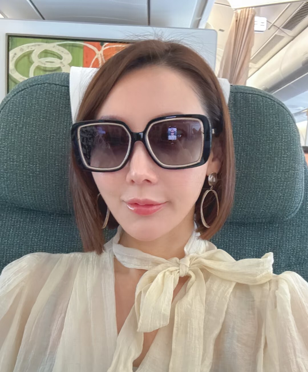 Luxury Oversized Square Sunglasses – Black & Gold Chain Detail