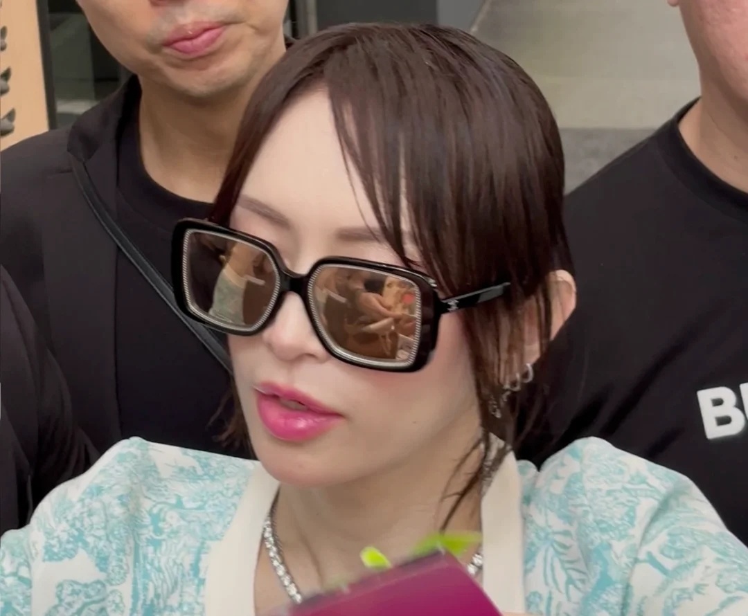 Luxury Oversized Square Sunglasses – Black & Gold Chain Detail