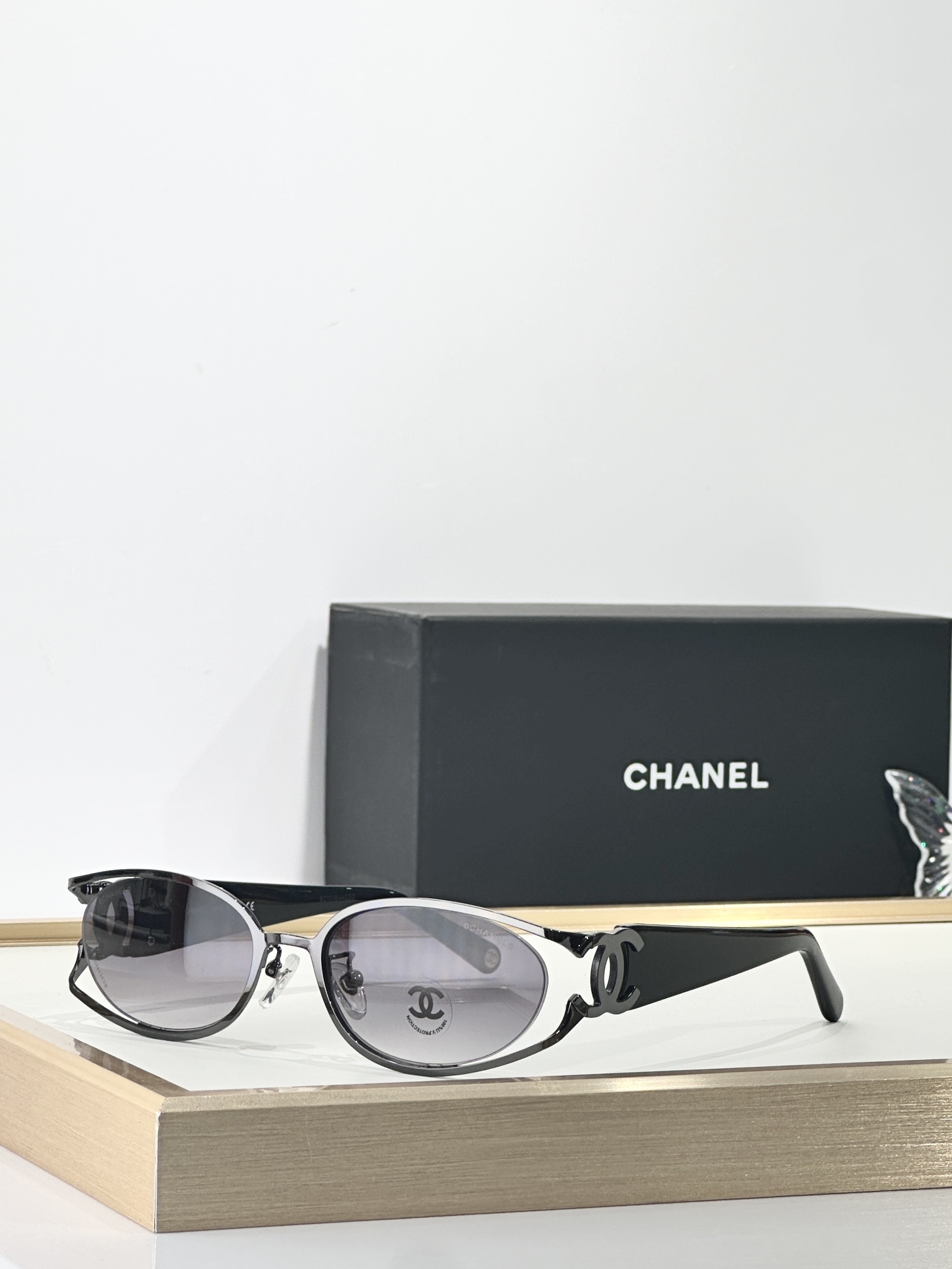 Chanel Silver Oval Sunglasses – Chanel Silver Trim Oval Sunglasses