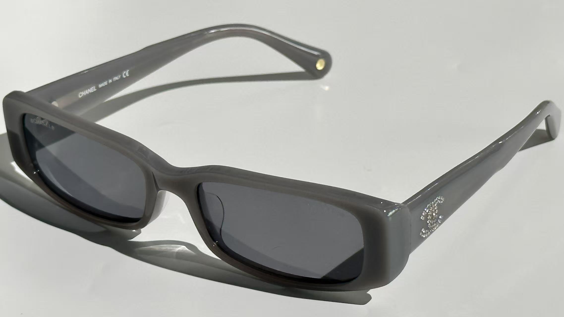 Vintage Rectangular Sunglasses with Crystal CC Logo – Chic Black