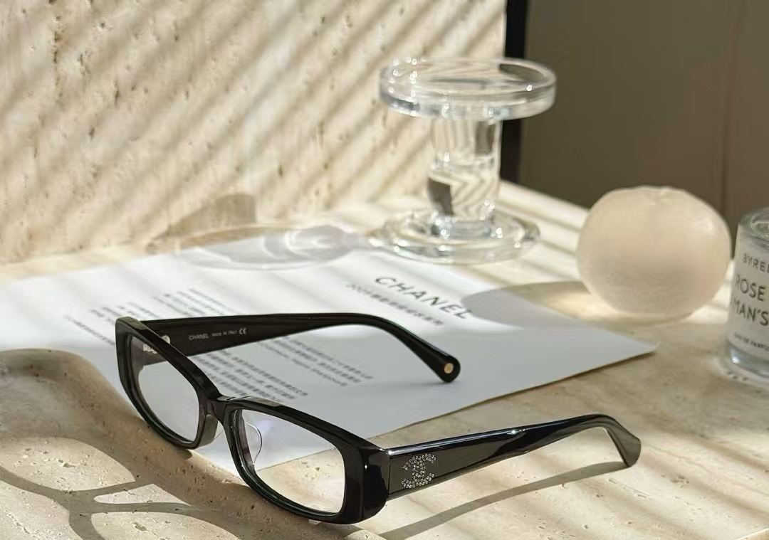 Vintage Rectangular Sunglasses with Crystal CC Logo – Chic Black