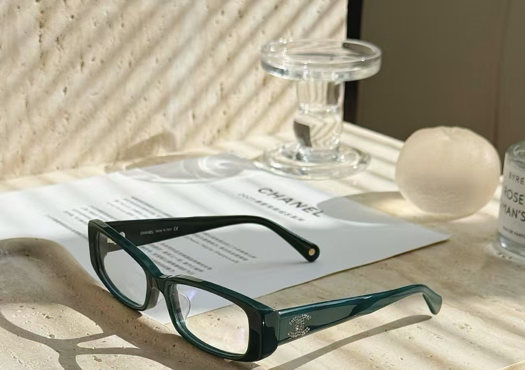 Vintage Rectangular Sunglasses with Crystal CC Logo – Chic Black