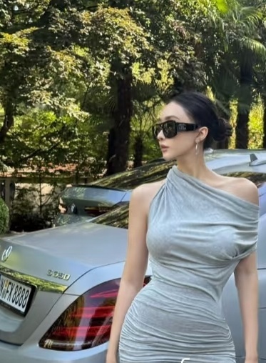 Women’s Luxury Square Sunglasses – Black Frame with Red Tinted Lenses