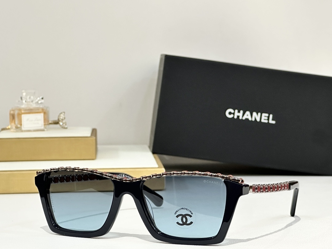 Chanel Women’s Square Sunglasses – Elegant Chain Link Design