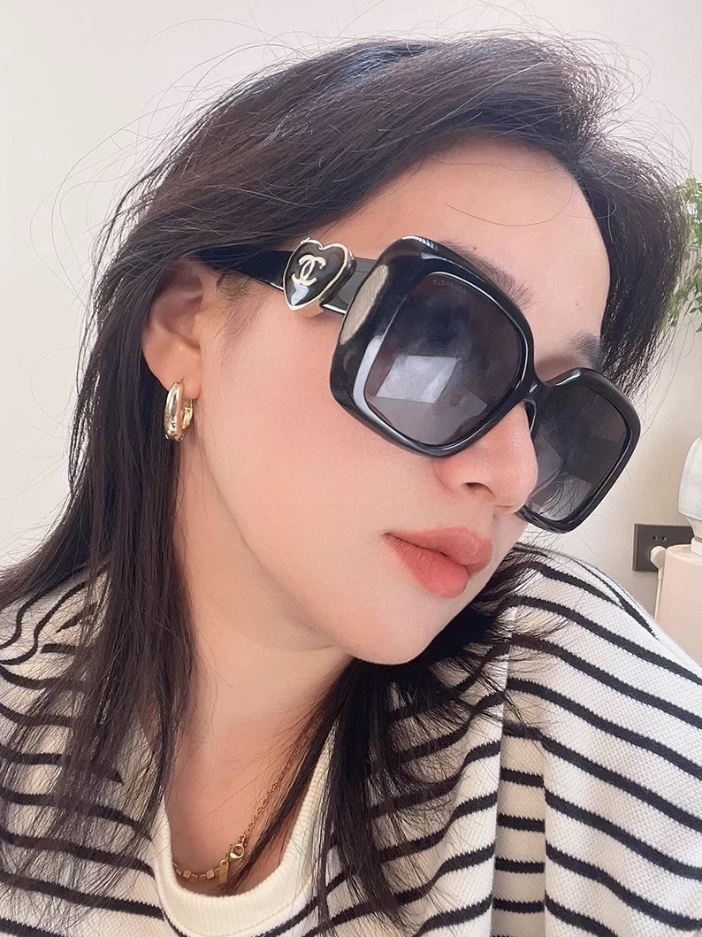 Luxury Women’s Oversized Square Sunglasses – CC Heart Detail