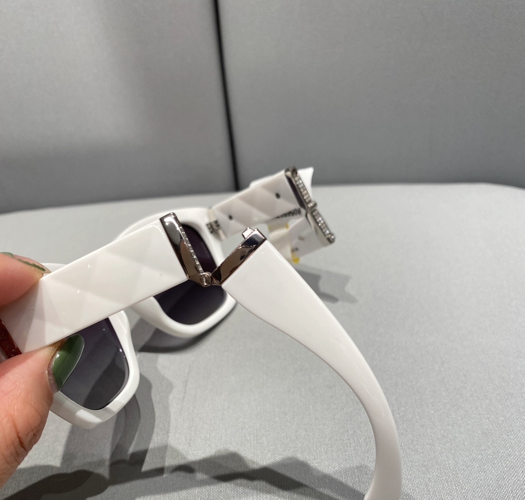 Luxury White Square Sunglasses – Elegant Designer Eyewear for Women