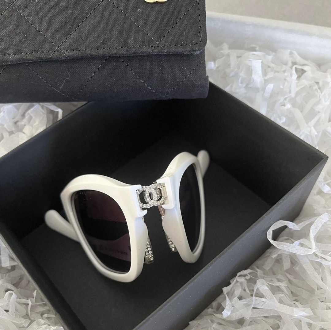 Luxury White Square Sunglasses – Elegant Designer Eyewear for Women