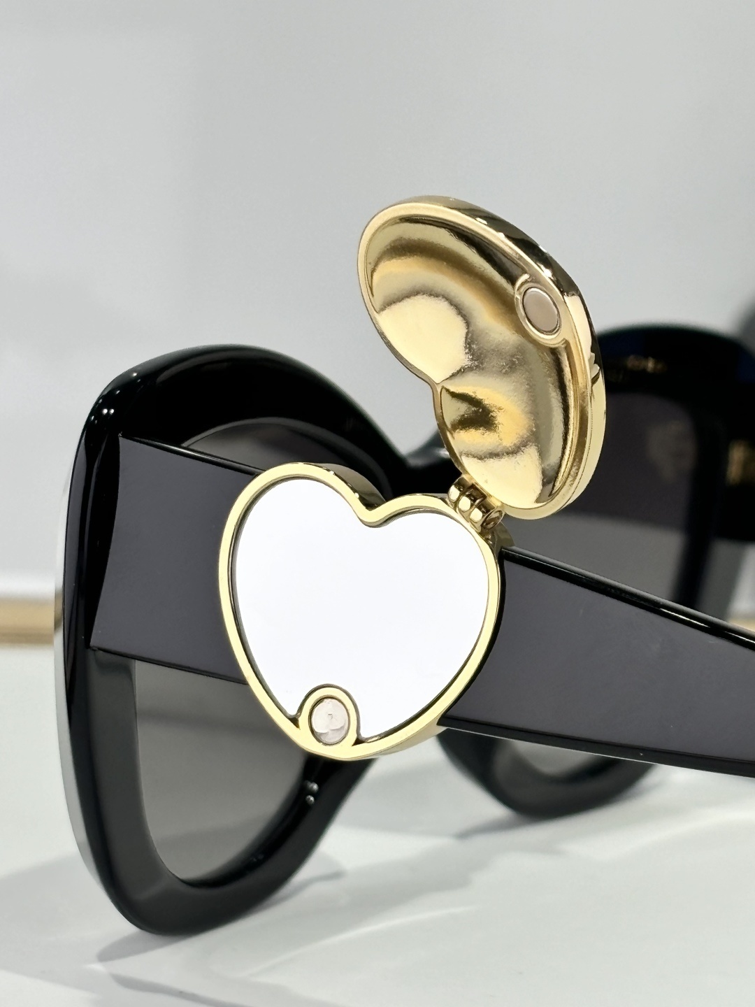 Luxury Black Heart Locket Sunglasses – Oversized Cat Eye Eyewear