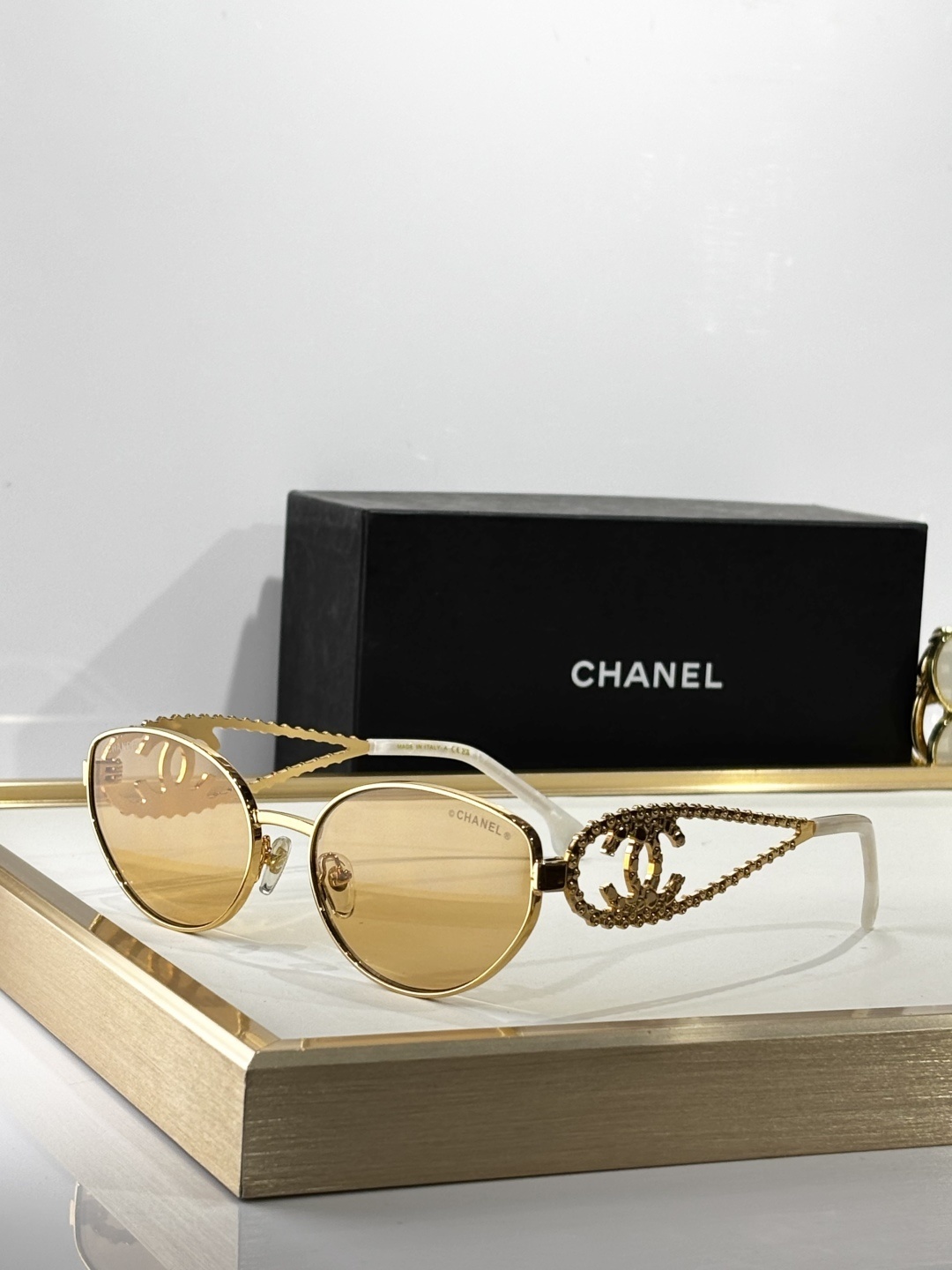 rhinestone Chanel Gold Frame Oval Sunglasses – Chanel Gold Frame Oval