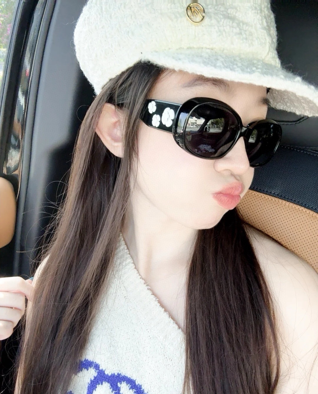 Vintage Women’s Oval Sunglasses with White Flower Detail – Black