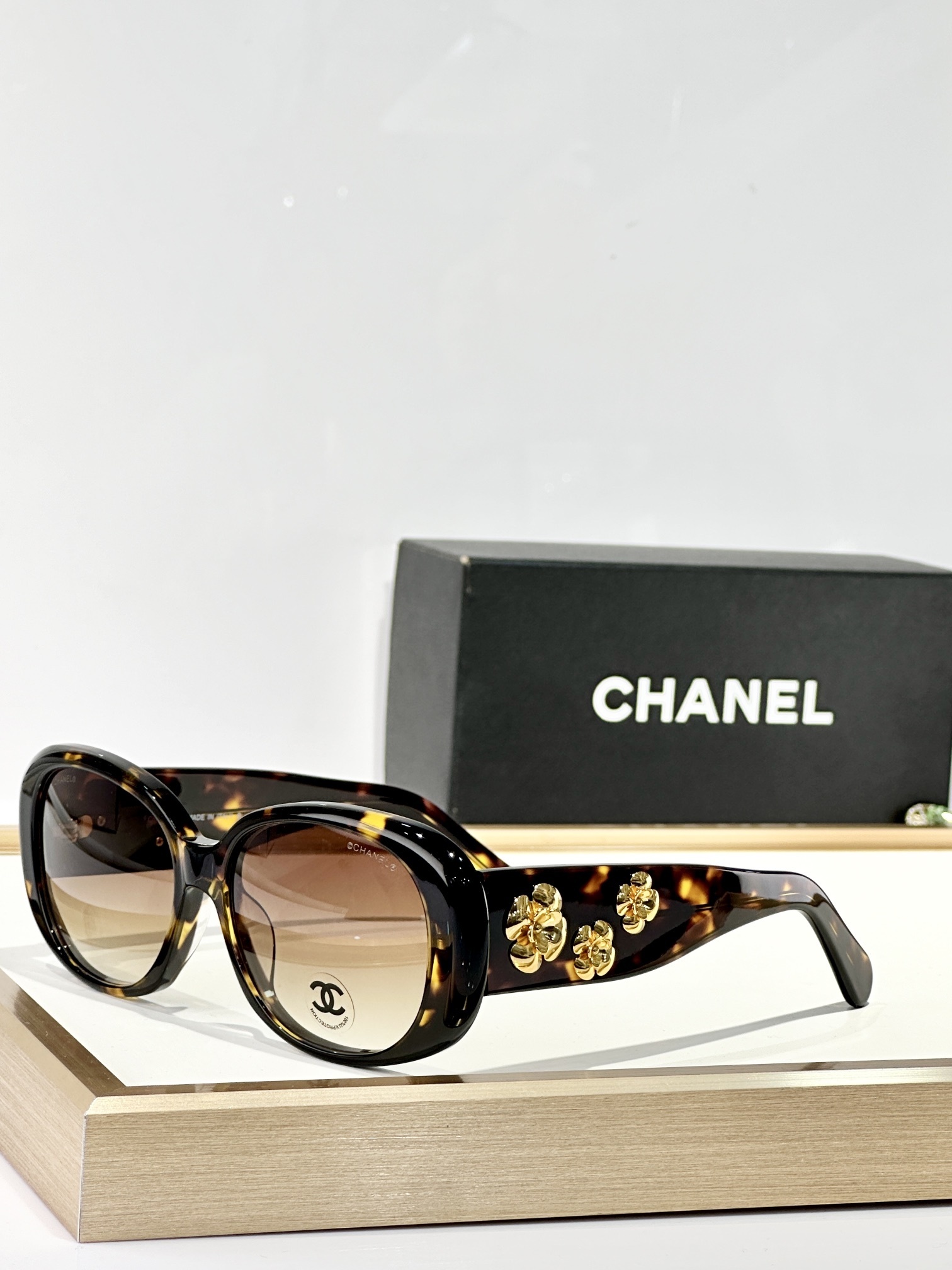 Chanel Tortoise Flower Sunglasses – Chanel Tortoise Flower Accent