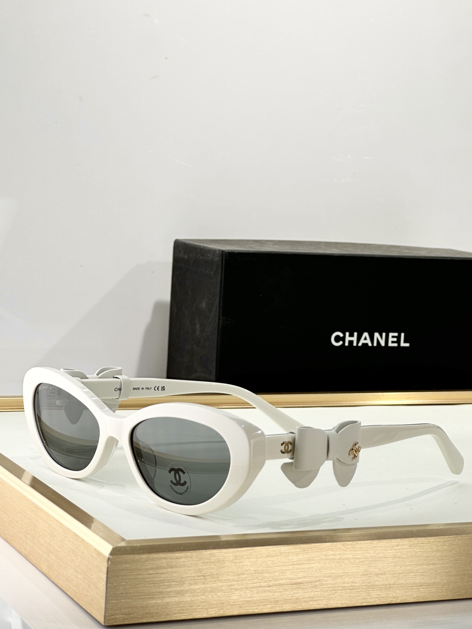 Chanel White Bow Sunglasses – Oval Frame
