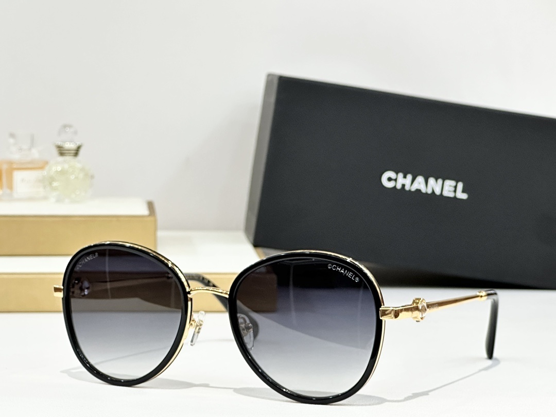 Chanel Women’s Round Sunglasses – Elegant Gradient Lens Eyewear