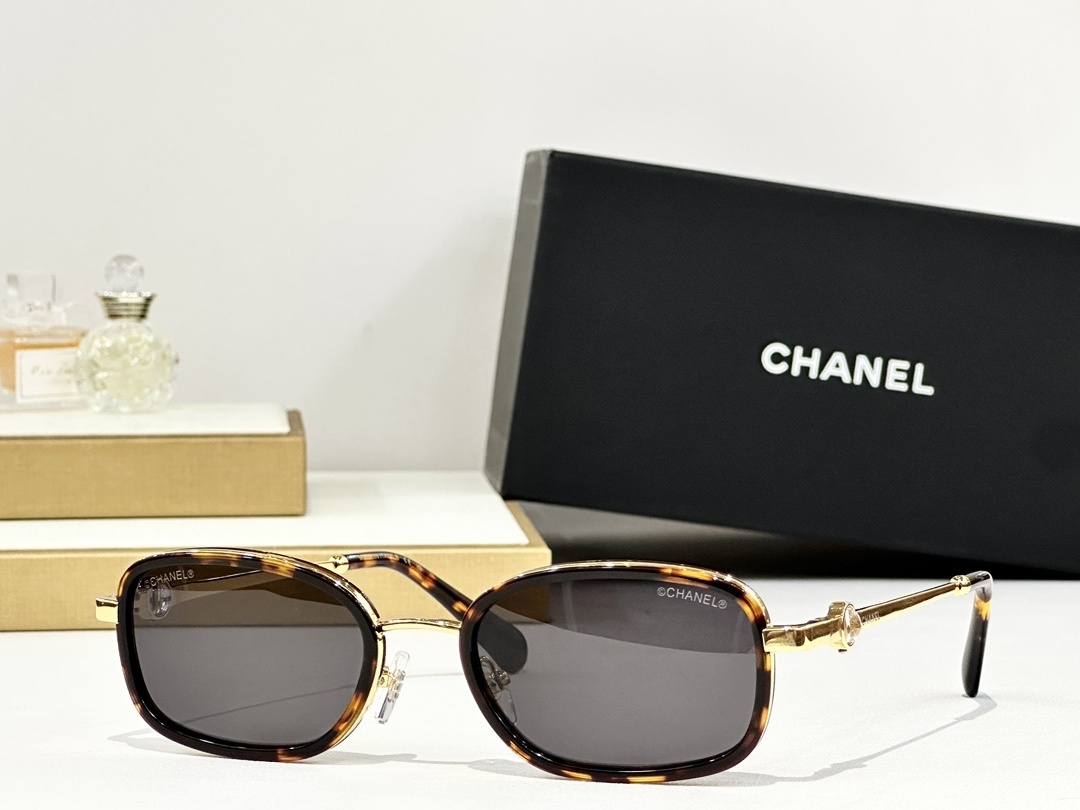 Chanel Luxury Women’s Sunglasses – Elegant Gradient Lens Eyewear