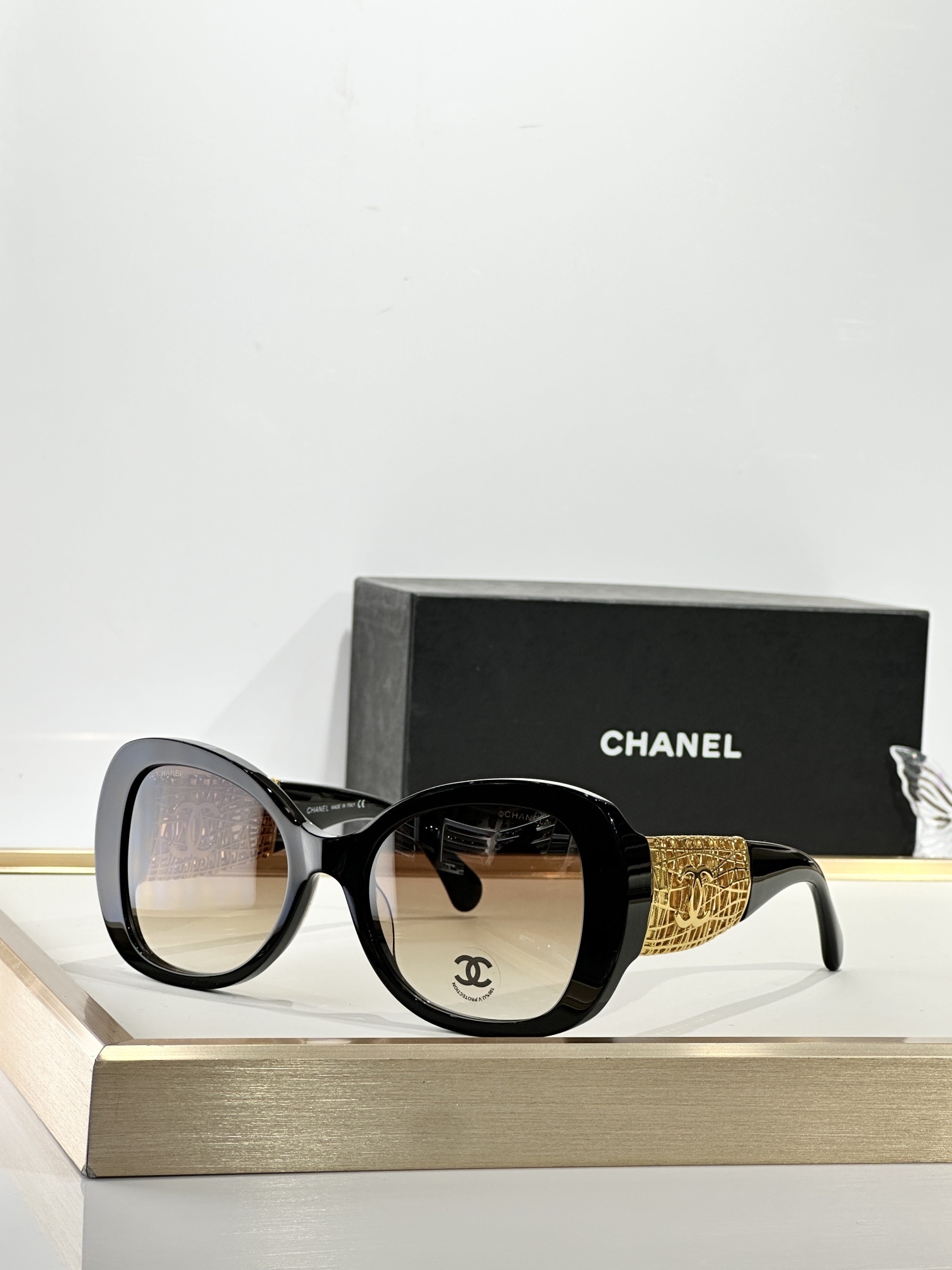 gold Chanel Oval Black Sunglasses – Chanel Oval Black Sunglasses