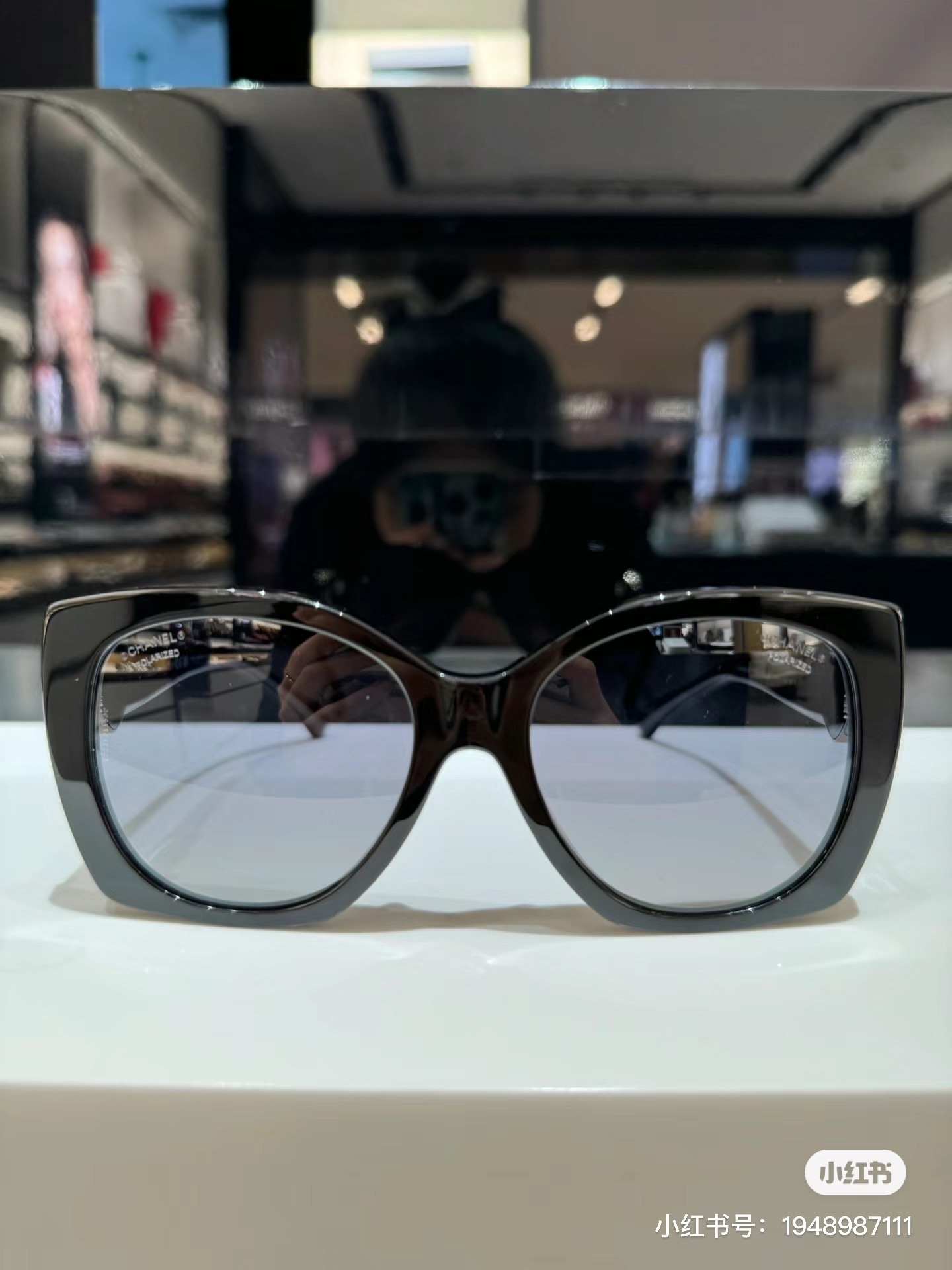 Luxury Heart Detail Square Sunglasses for Women – Elegant Black