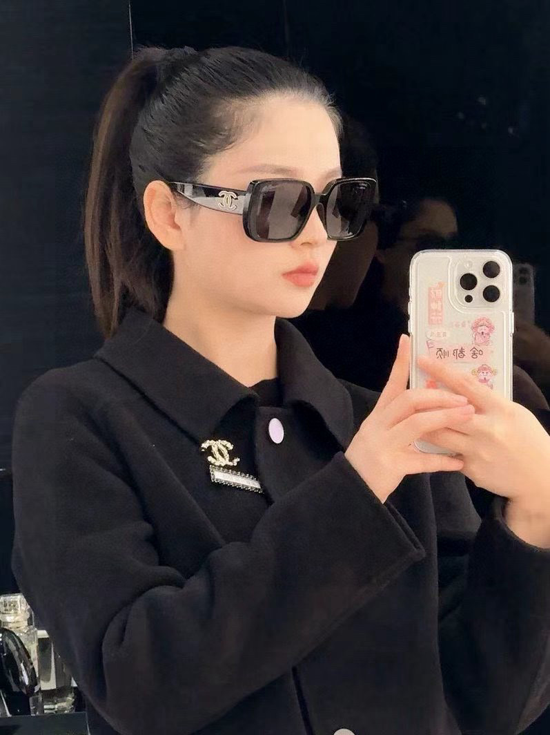 Luxury Oversized Square Sunglasses for Women – Elegant Black CC Design