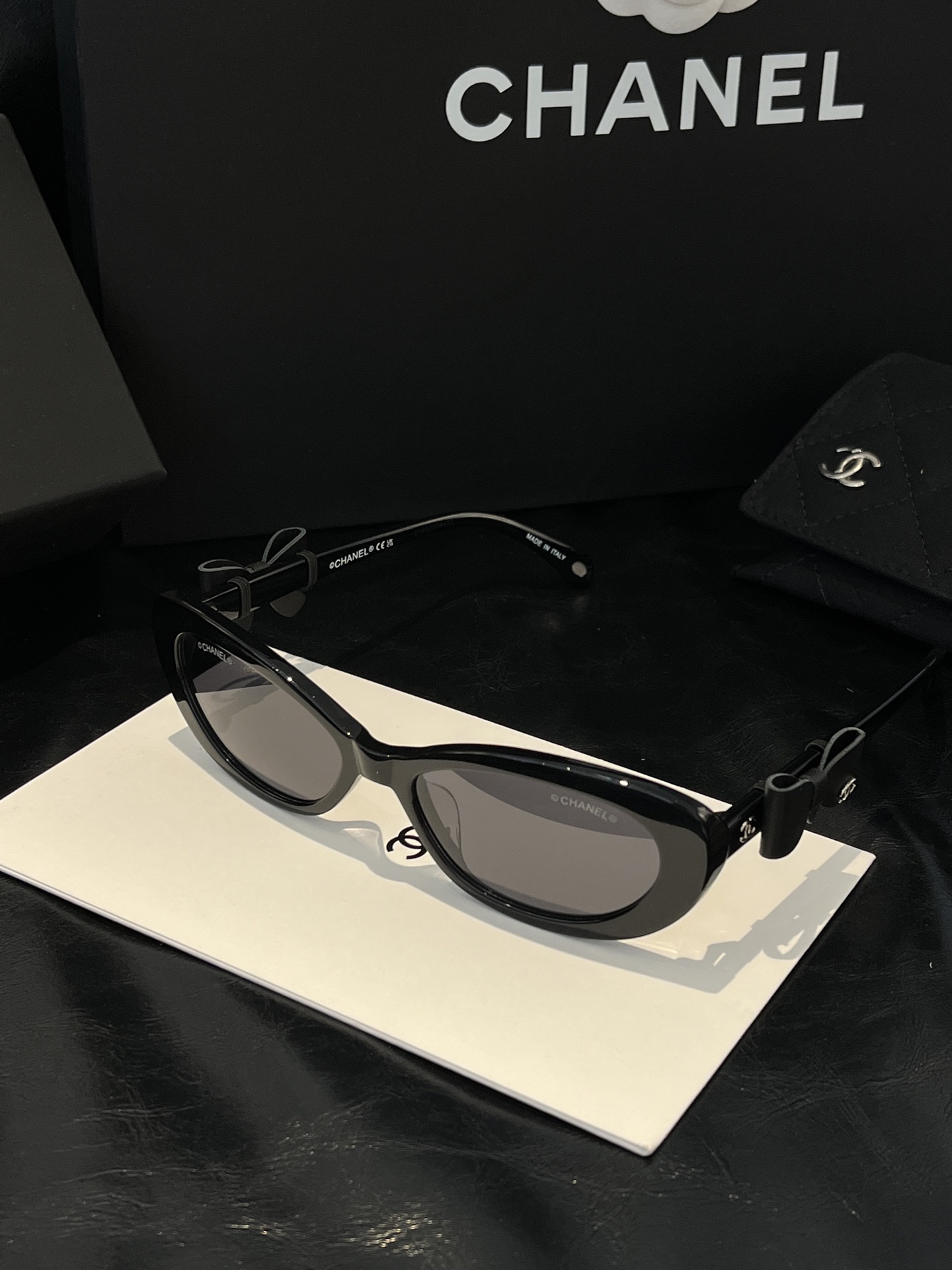 Premium Vintage Oval Sunglasses – Black Chic Eyewear for Women