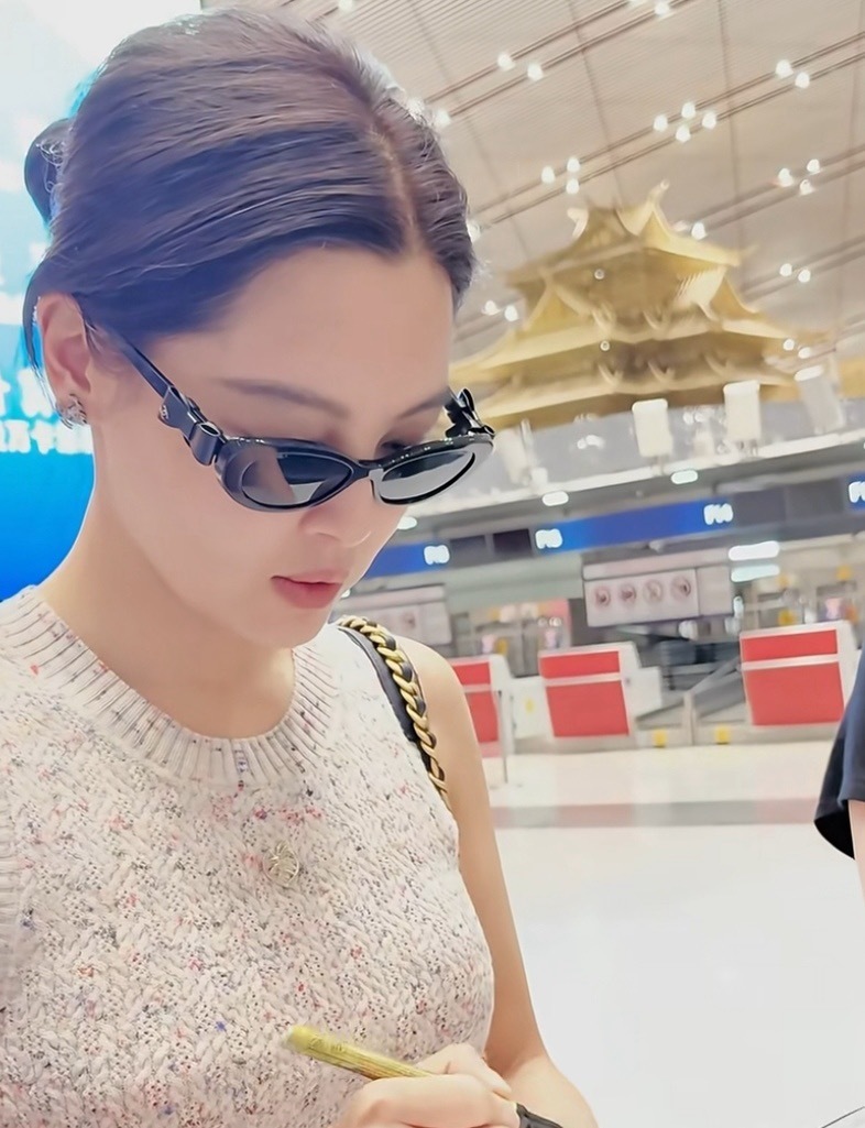 Chic Sleeveless Speckled Knit Top – Elegant Crew Neck Summer Vest