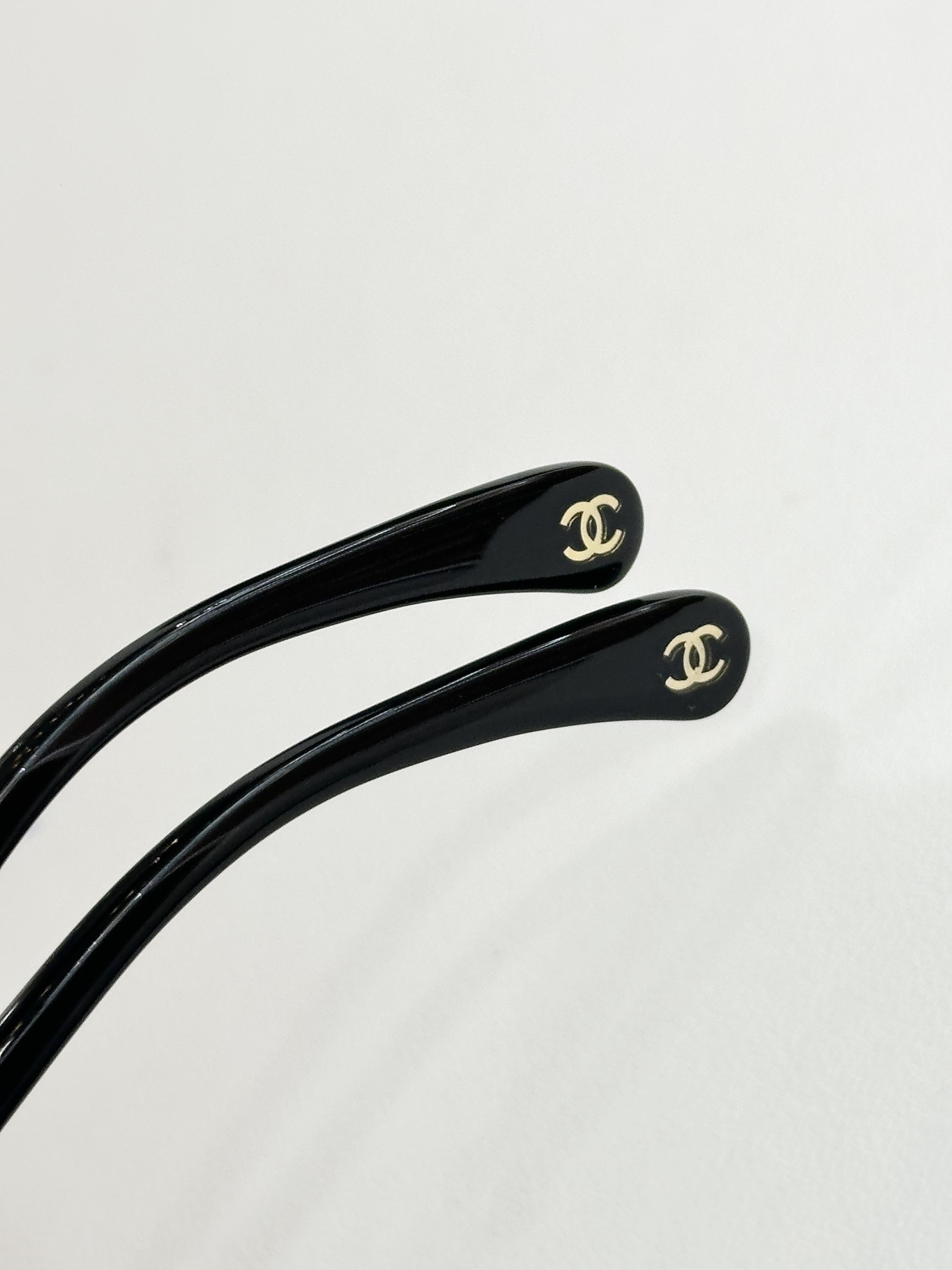 Chanel Luxury Aviator Sunglasses – Metal Frame with Chain Detail