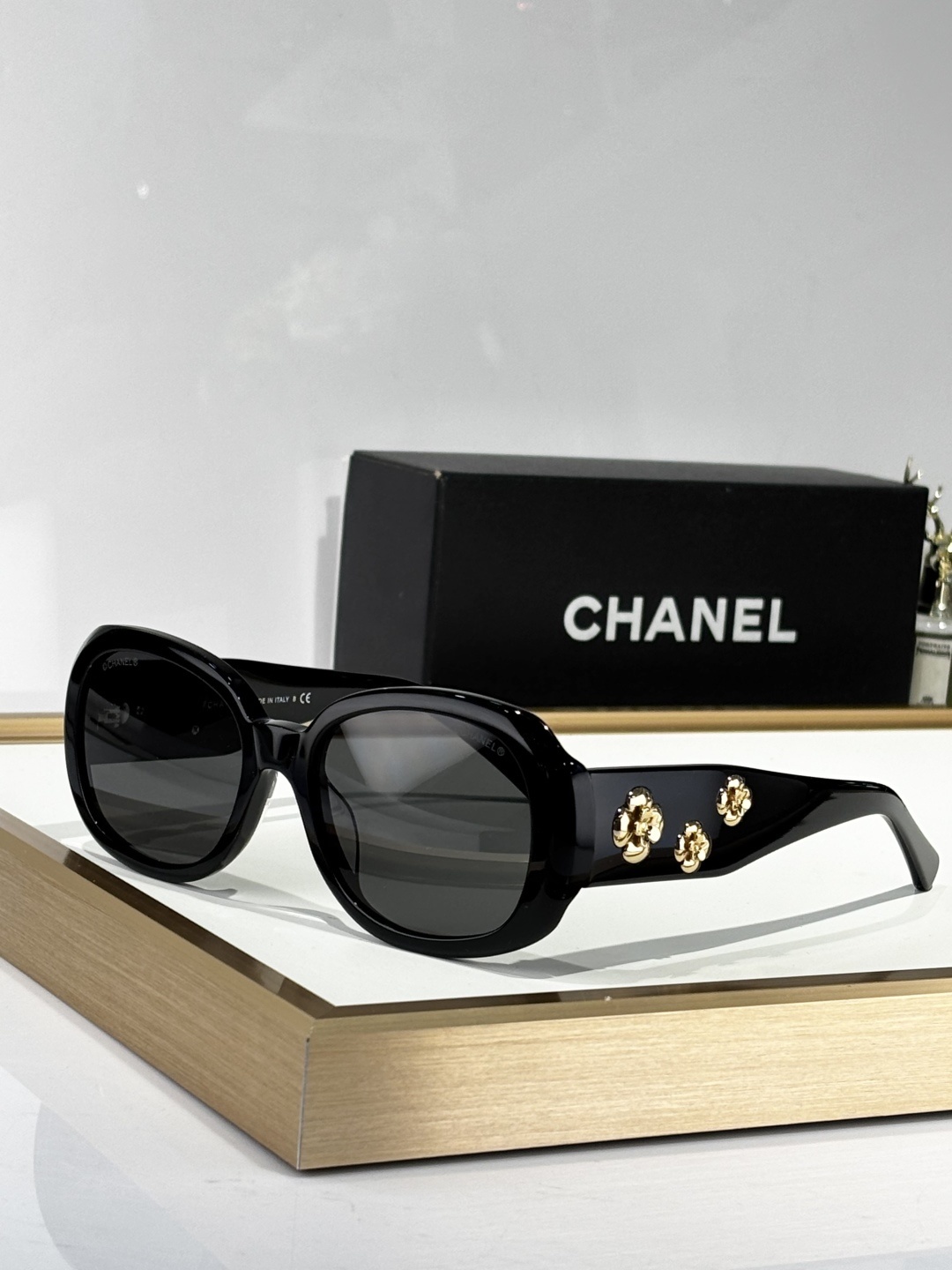 Elegant Camellia Flower Oval Sunglasses – High-End Designer Eyewear