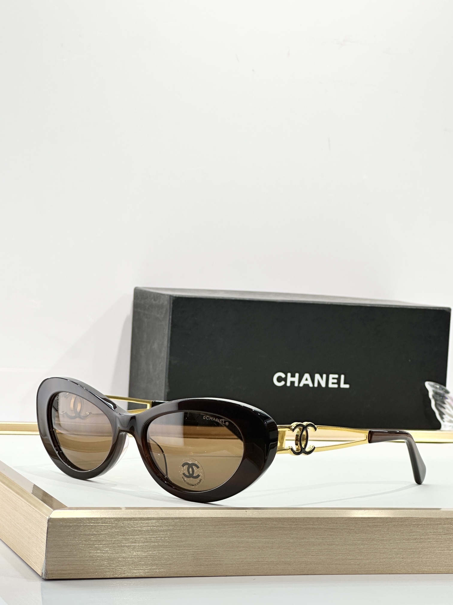 Chanel Brown Cat-Eye Sunglasses Gold Detail – Chic!