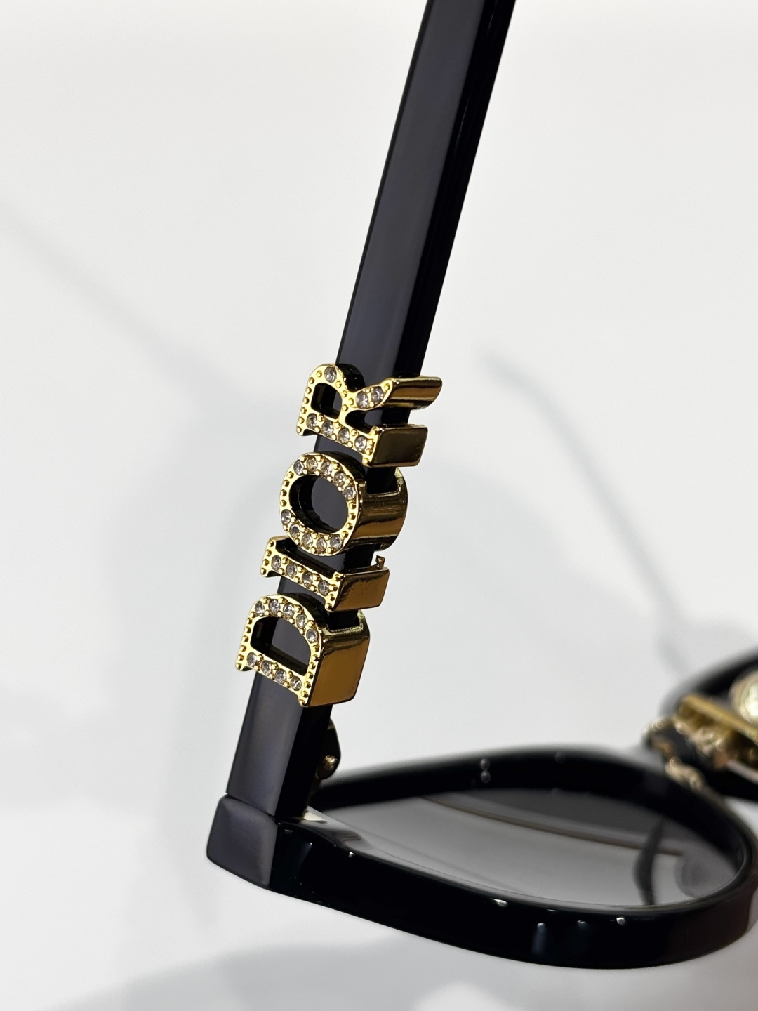 Dior MissDior B1U Oval Sunglasses – Black Acetate with Gold Logo