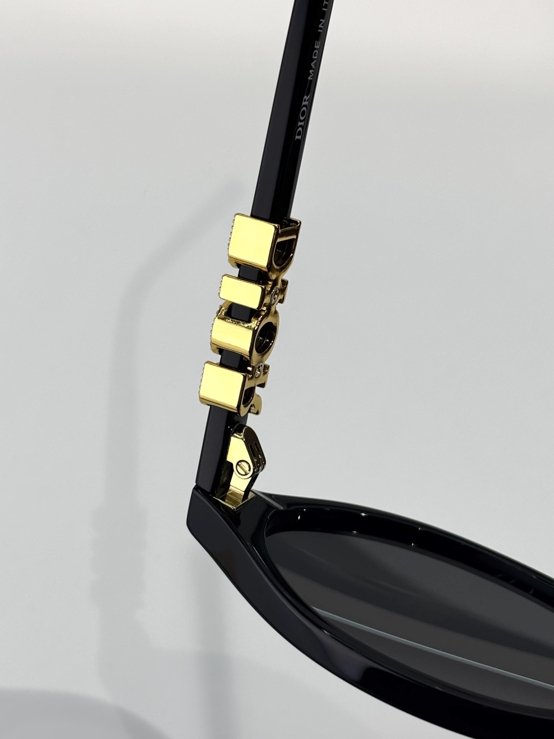 Dior MissDior B1U Oval Sunglasses – Black Acetate with Gold Logo
