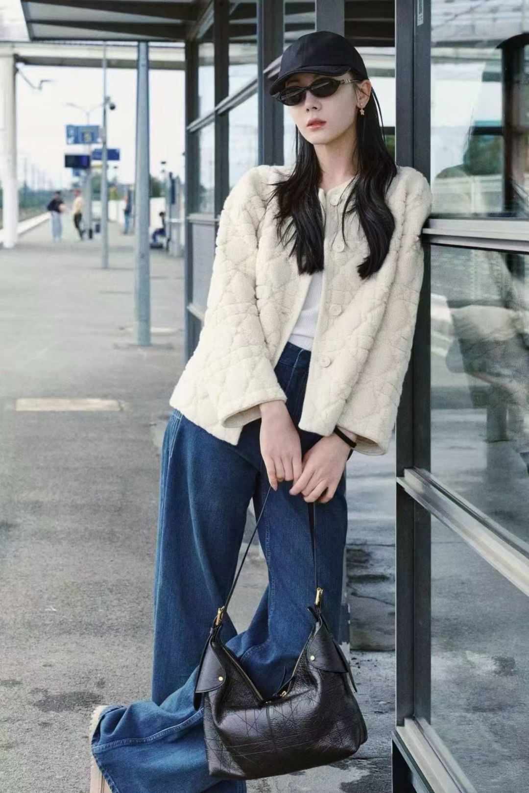 Dior Lady 95.22 S2I Oval Sunglasses – Black & Gold Luxury