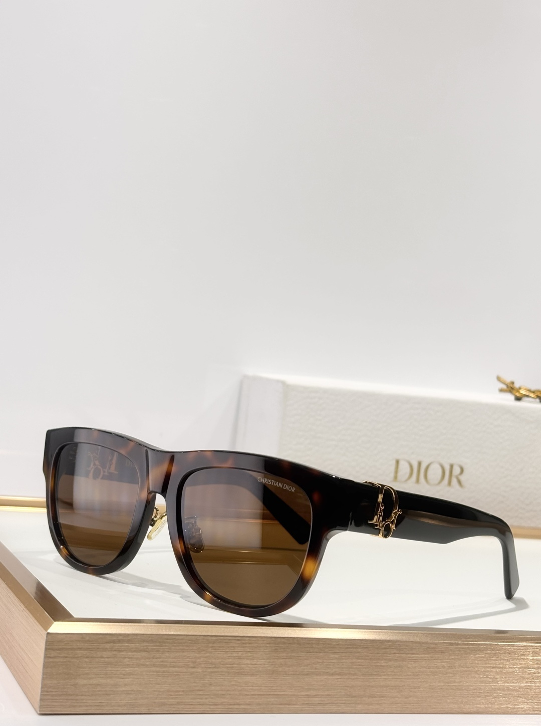 Dior Signature Sunglasses – Luxury Rectangular Acetate Eyewear