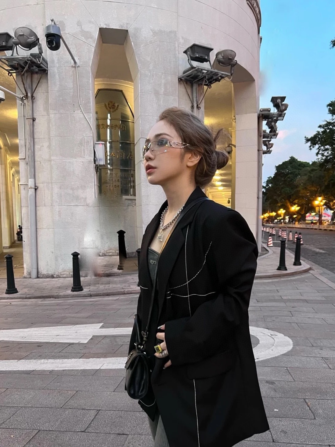 Futuristic Rimless Y2K Shield Sunglasses – Silver Cyberpunk Eyewear