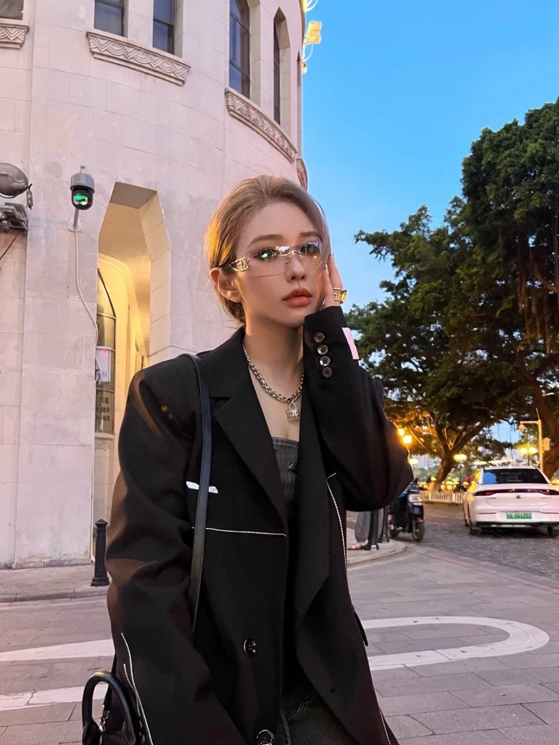 Futuristic Rimless Y2K Shield Sunglasses – Silver Cyberpunk Eyewear