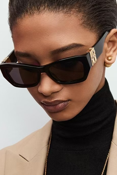 Miss Dior B1U Rectangular Sunglasses – Bold Luxury Eyewear