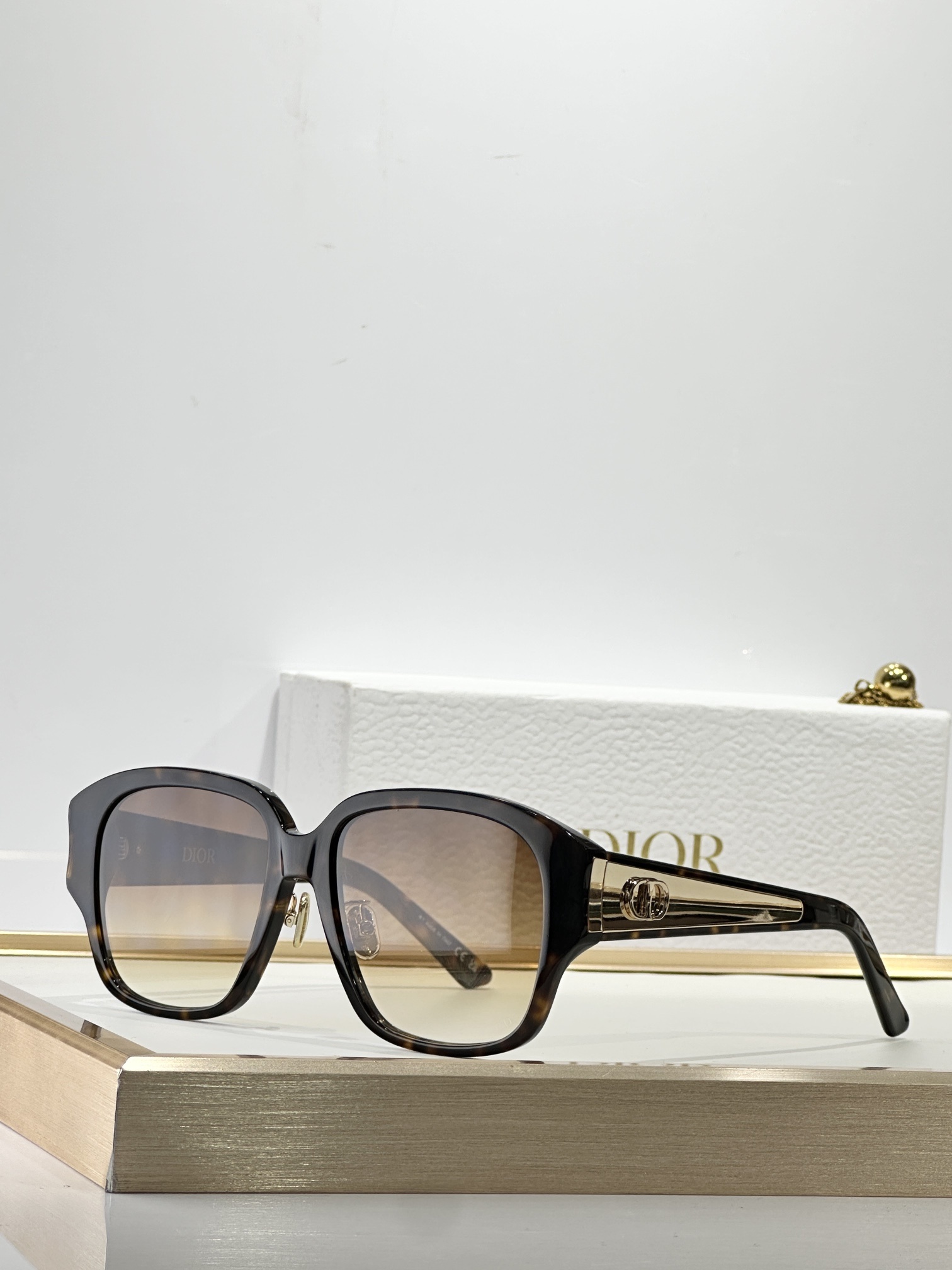 Dior Tortoise Square Sunglasses – CD Logo