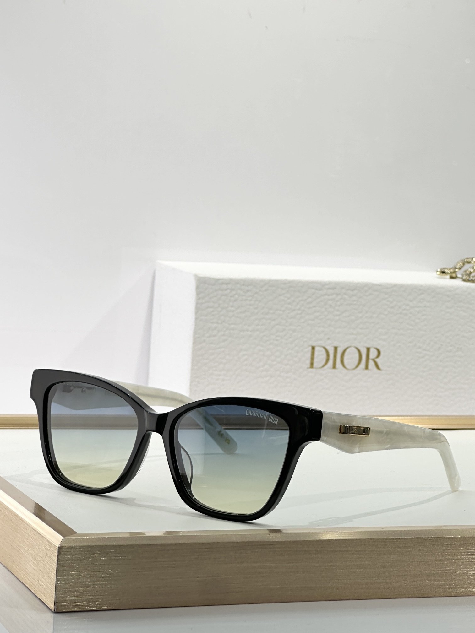 Dior Black Cat-Eye Sunglasses – Ombre Lenses