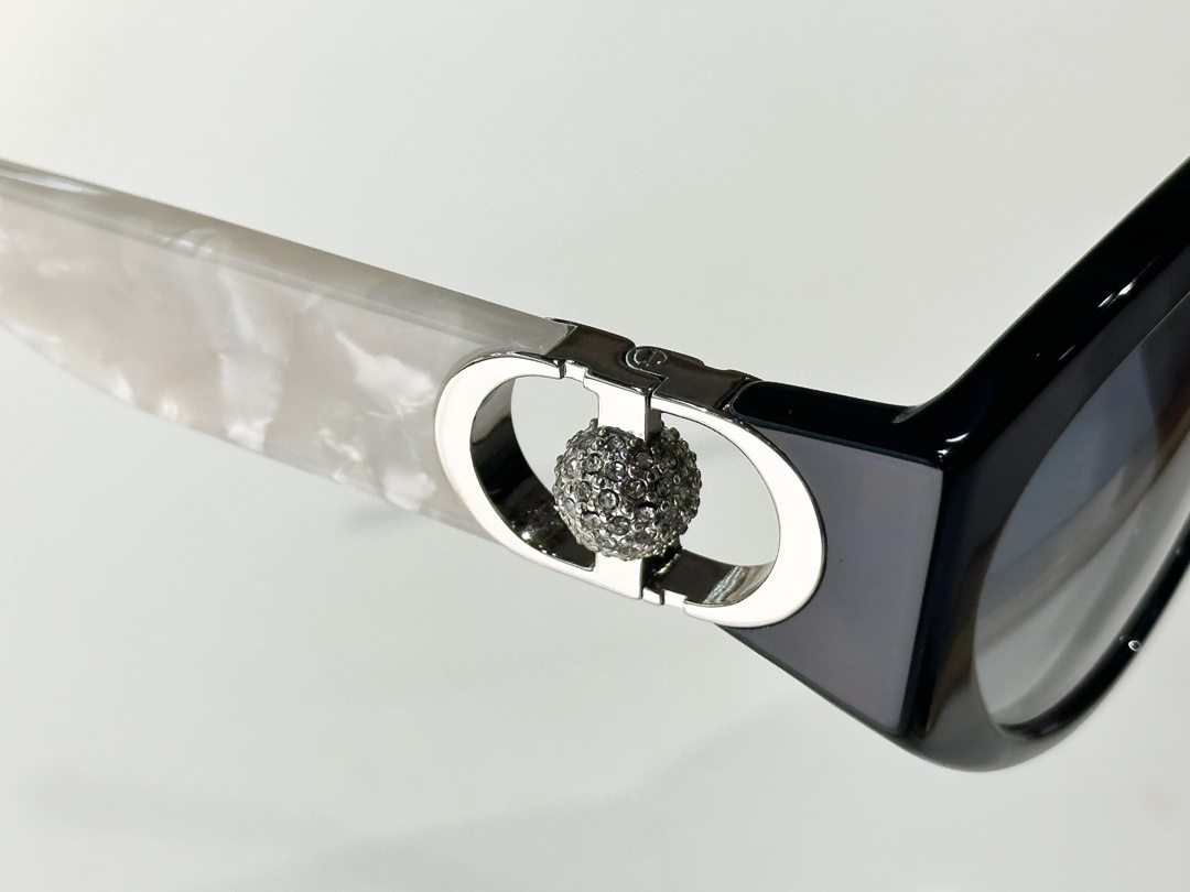 Dior Cat-Eye Sunglasses with Crystal CD Logo – Luxury Eyewear