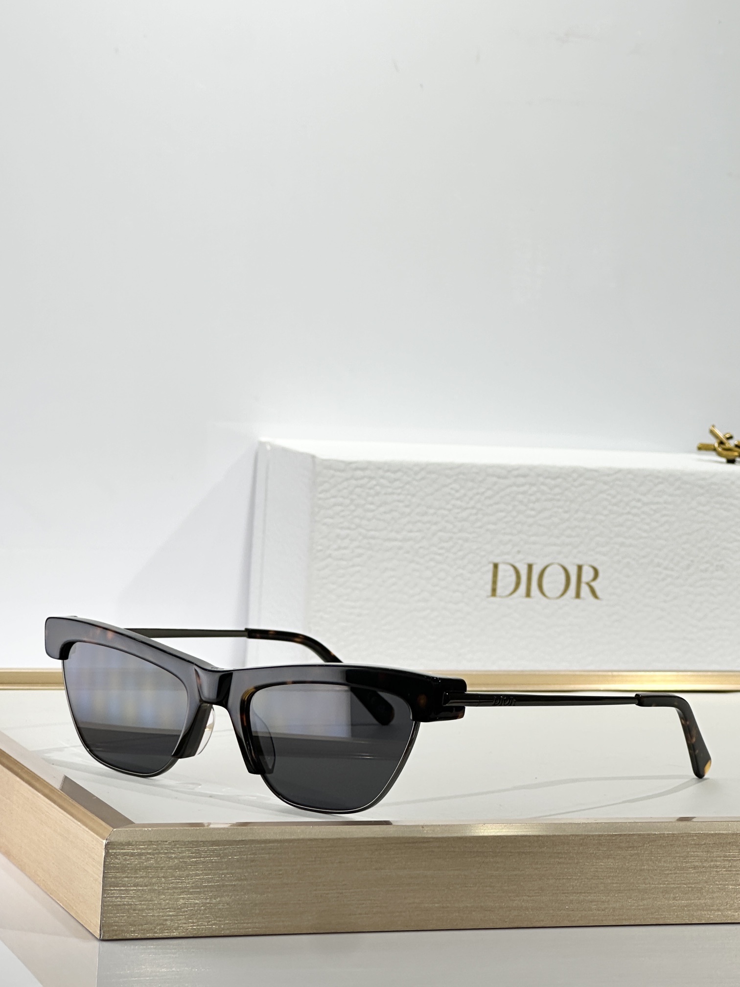 gold Dior Cat-Eye Black Sunglasses – Dior Cat-Eye Black Sunglasses