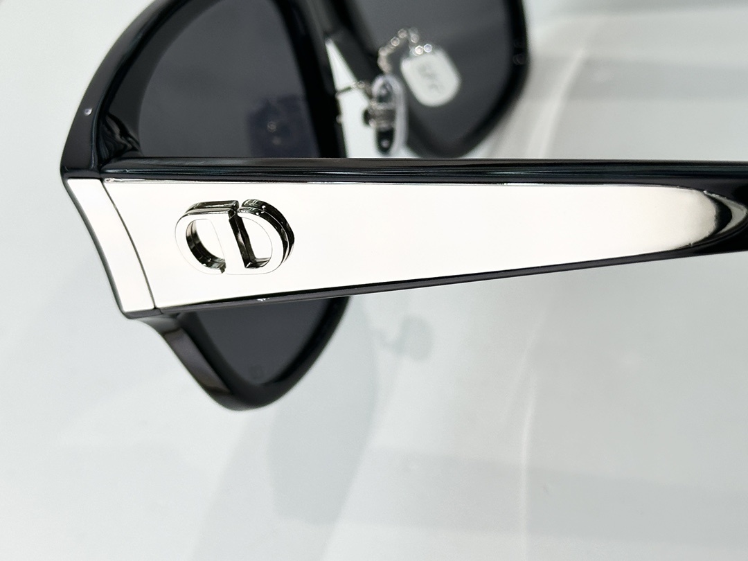 DiorGlow S2I Black Square Sunglasses – Luxury Women’s Eyewear