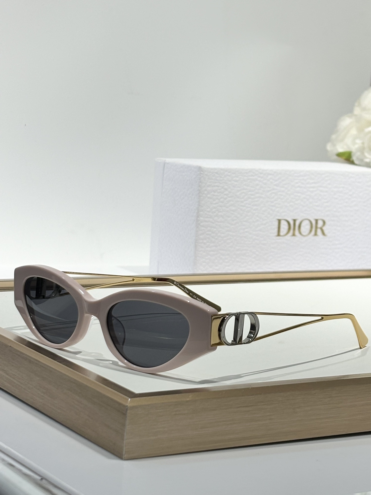 Dior Luxury Cat-Eye Sunglasses – Chic Designer Eyewear for Women
