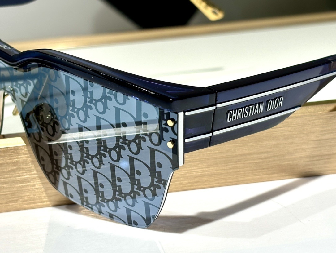 Christian Dior Club M1U Oversized Mask Sunglasses with Oblique Pattern