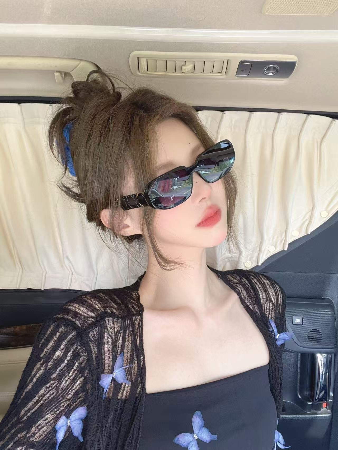 Chic Oval Sunglasses with Textured Temples – UV Protection