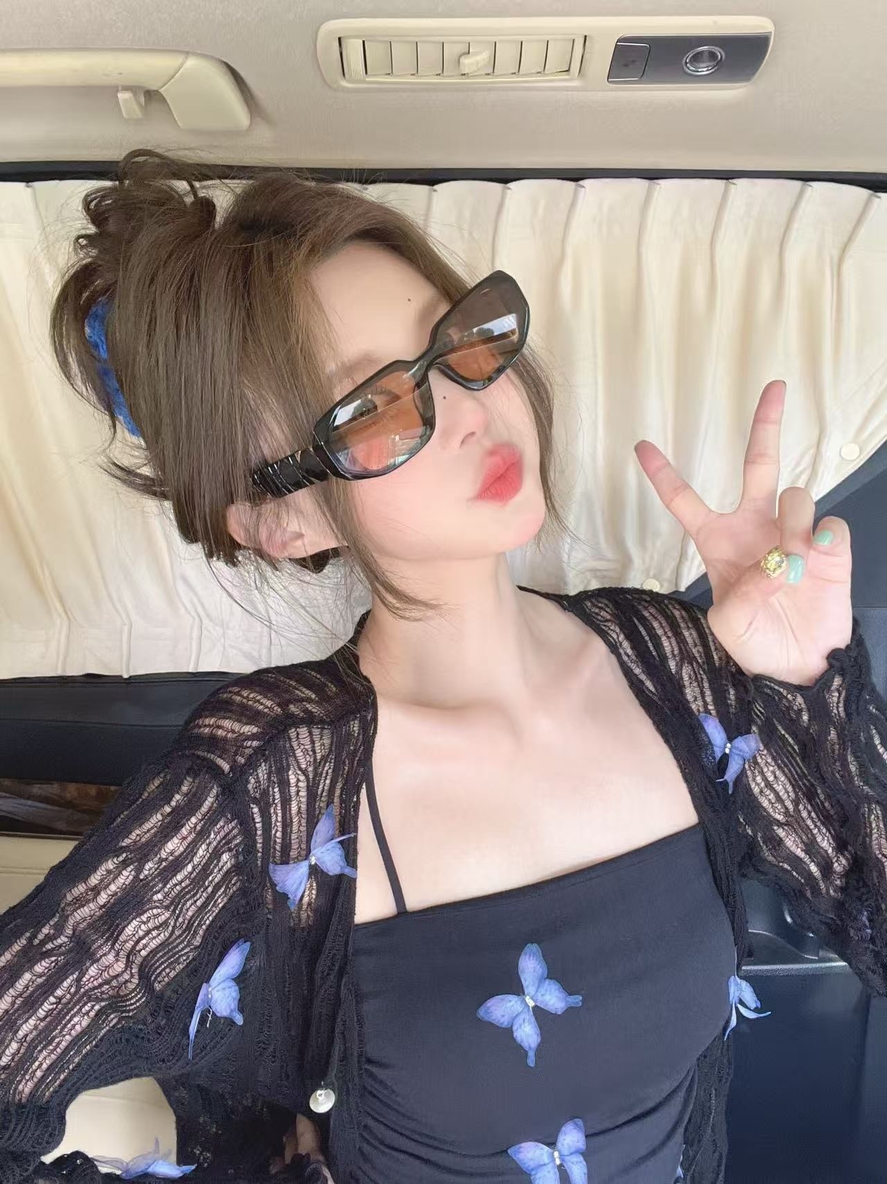 Chic Oval Sunglasses with Textured Temples – UV Protection