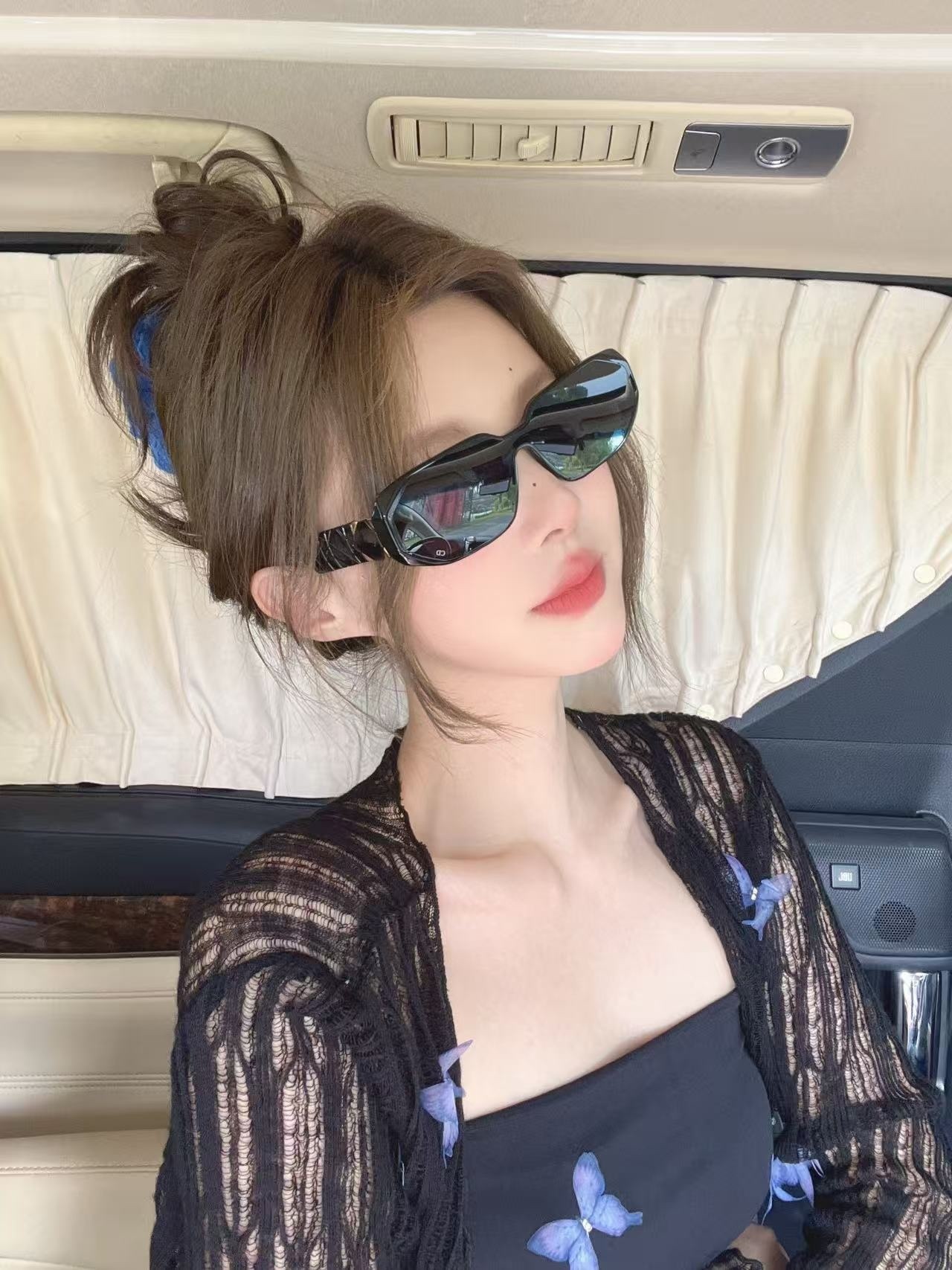 Chic Oval Sunglasses with Textured Temples – UV Protection