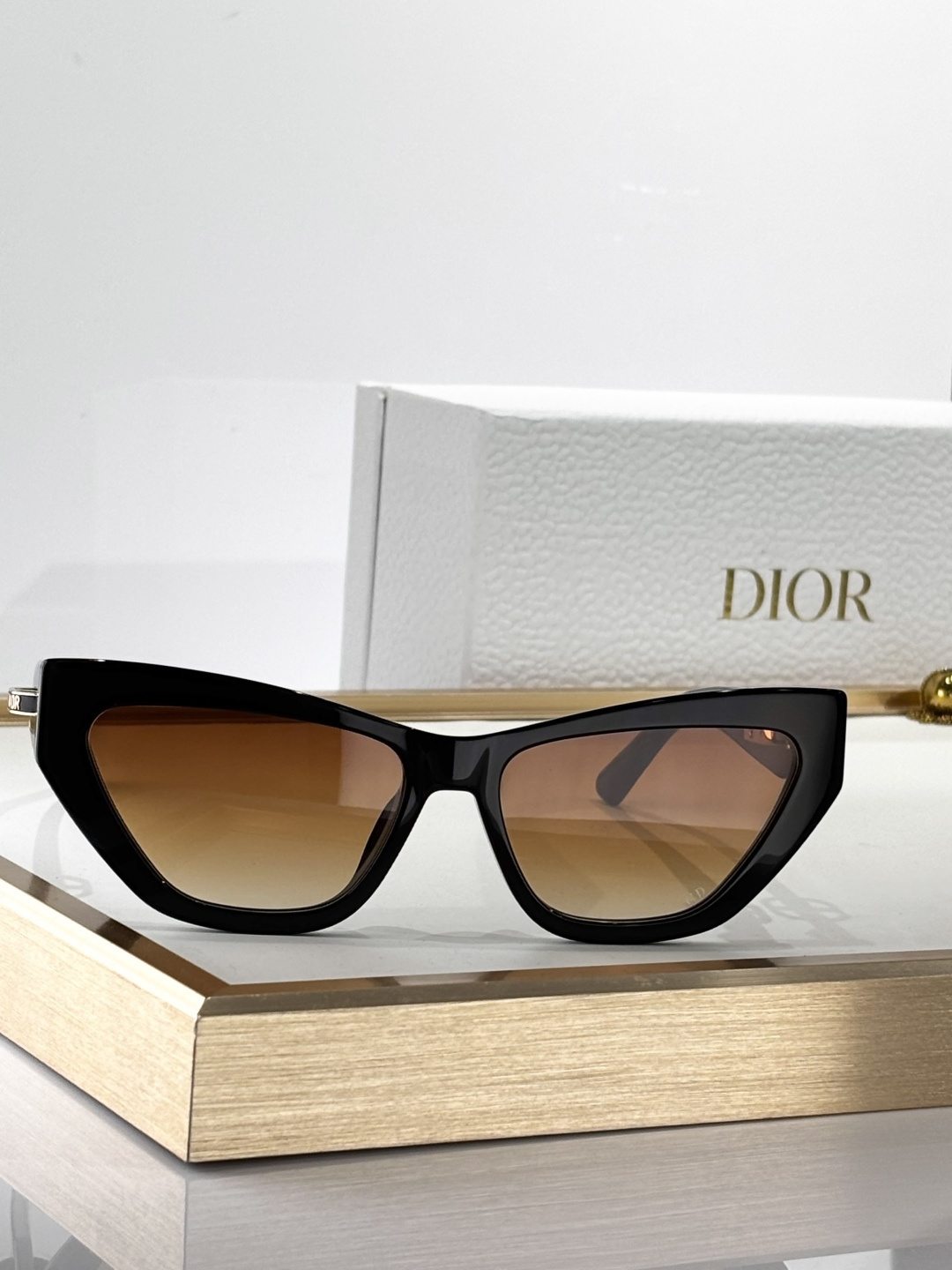 Dior Cat-Eye Sunglasses – Luxury Gradient Lens Eyewear