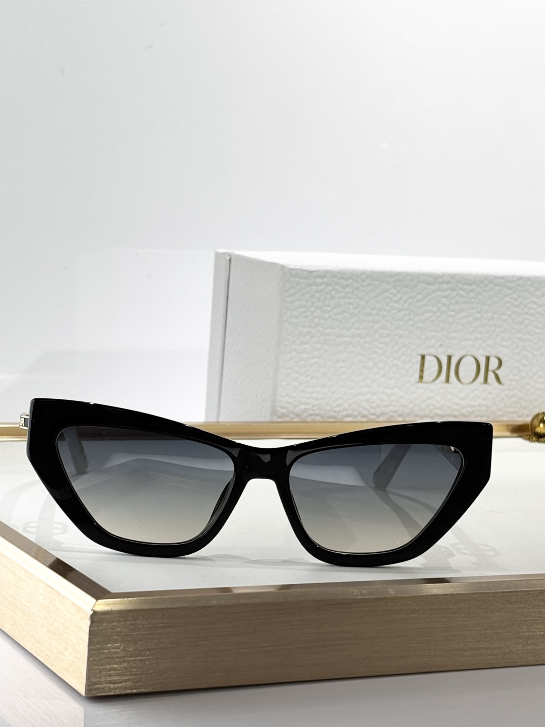 Dior Cat-Eye Sunglasses – Luxury Gradient Lens Eyewear
