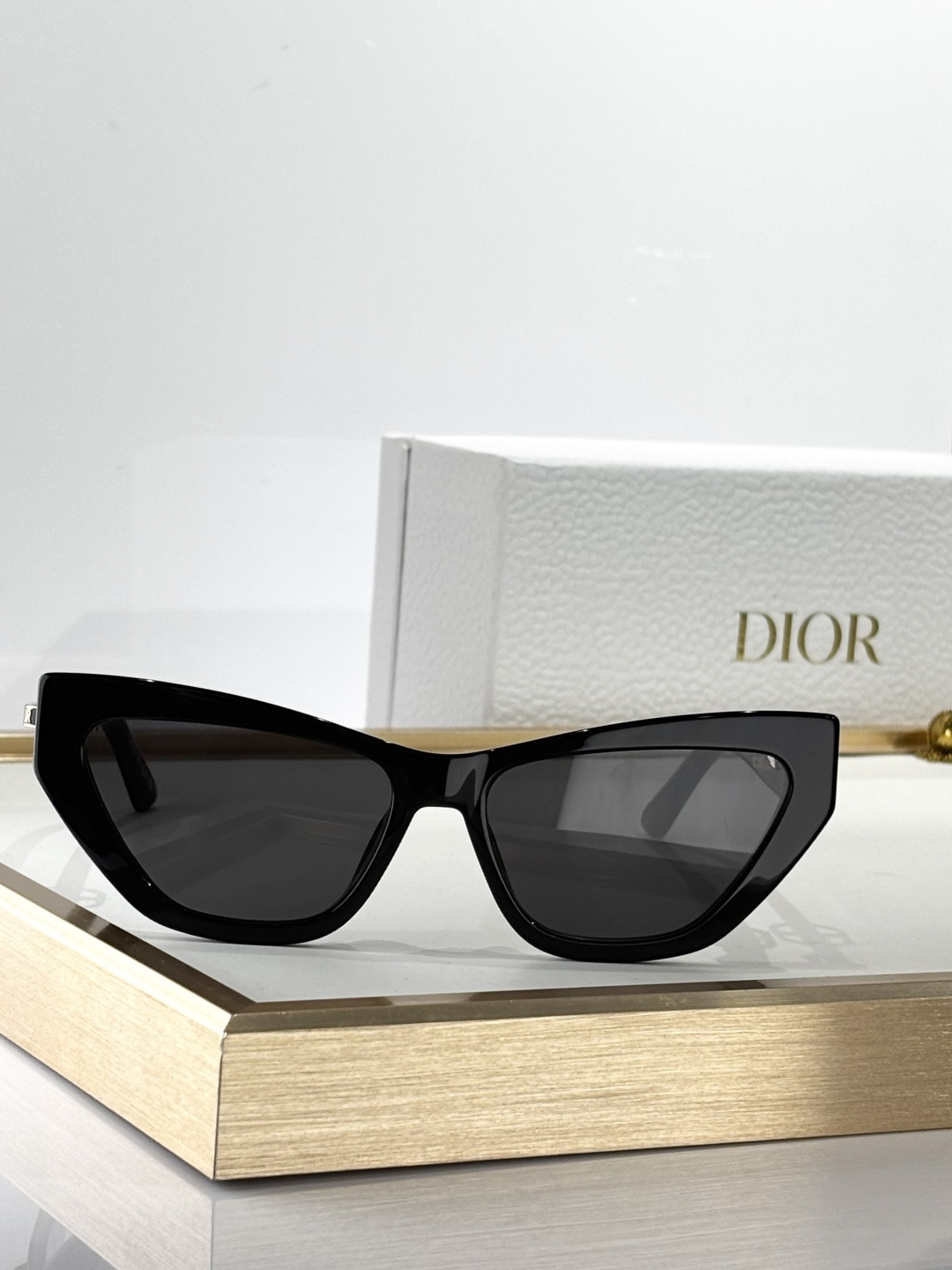 Dior Cat-Eye Sunglasses – Luxury Gradient Lens Eyewear