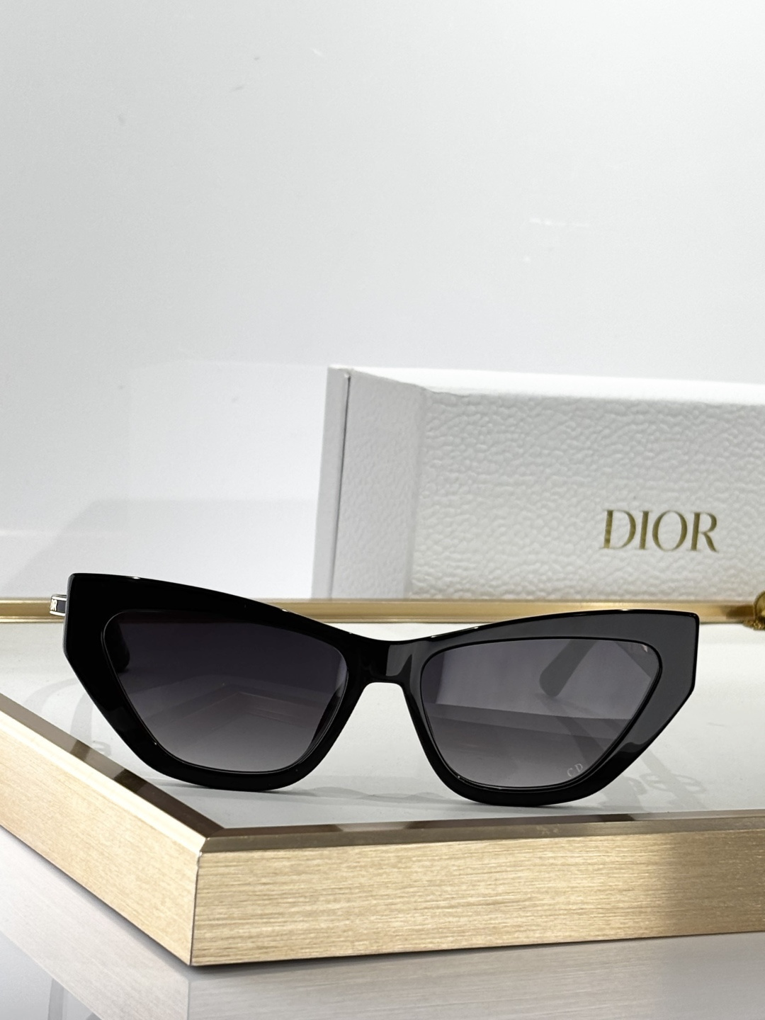 Dior Cat-Eye Sunglasses – Luxury Gradient Lens Eyewear