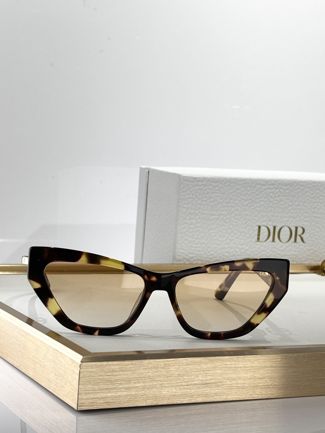 Dior Cat-Eye Sunglasses – Luxury Gradient Lens Eyewear