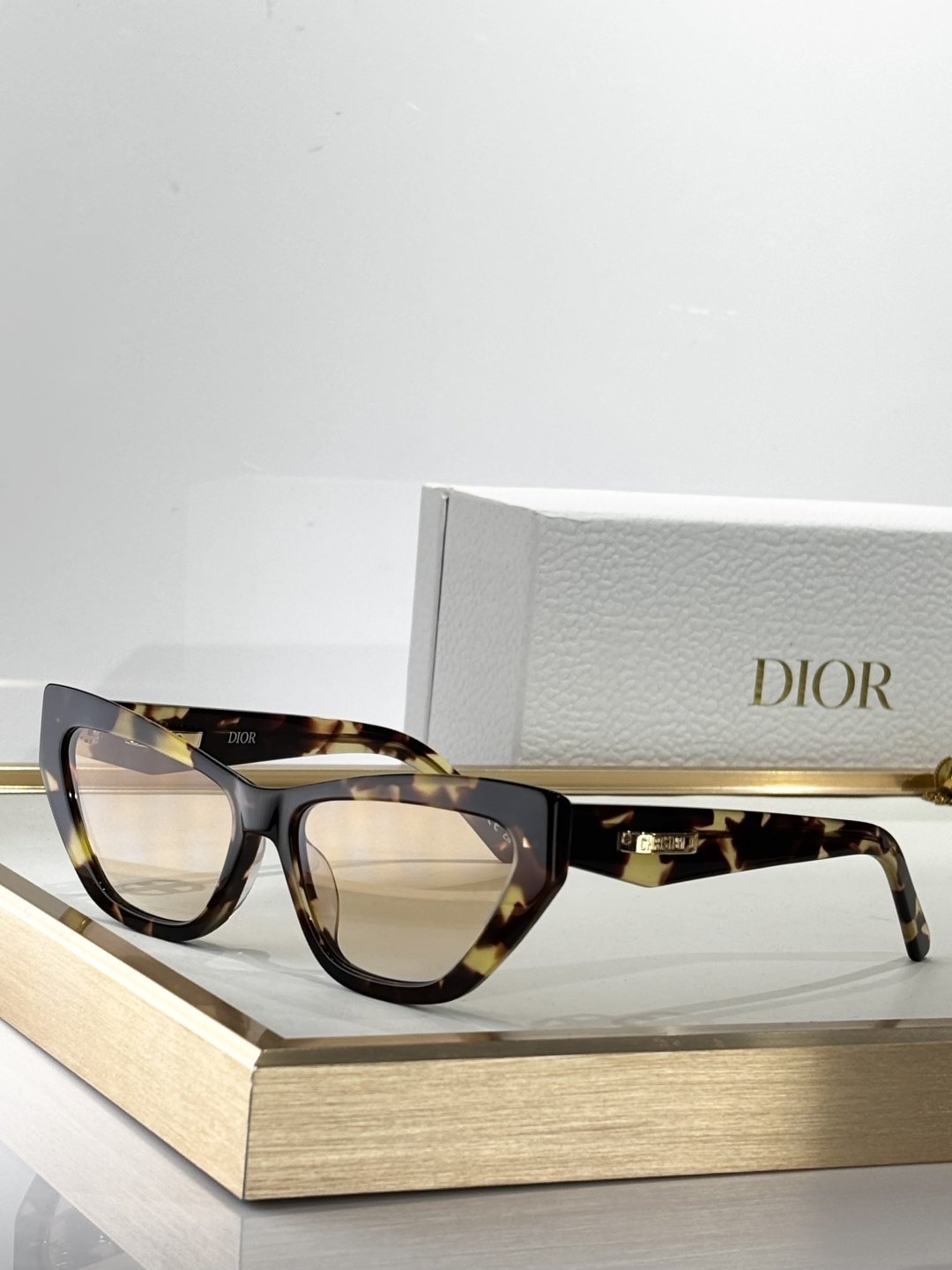 designer Dior Black Cat-Eye Sunglasses – Dior Black Cat-Eye Sunglasses